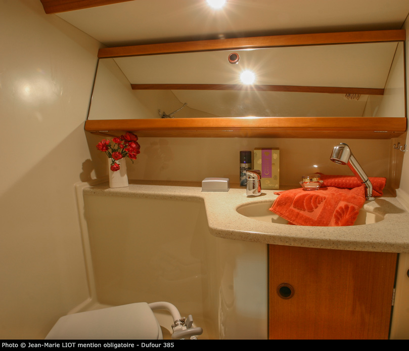 voilier dufour385 salle bain